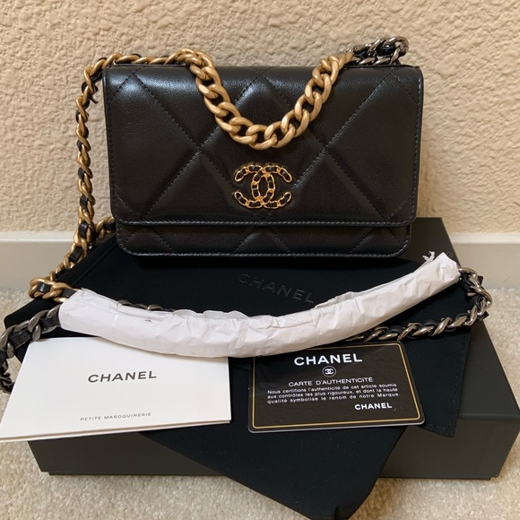 chanel 19 woc black